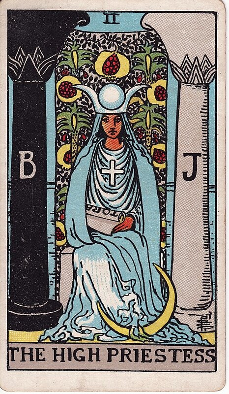 Lá The High Priestess