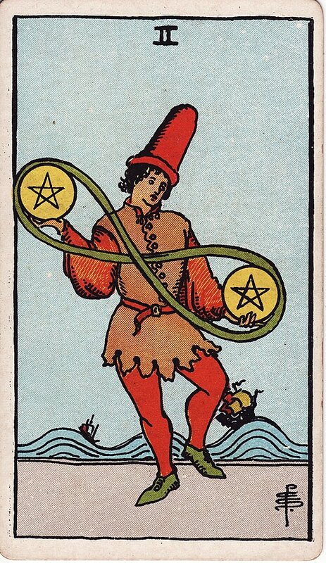 Lá Two of Pentacles